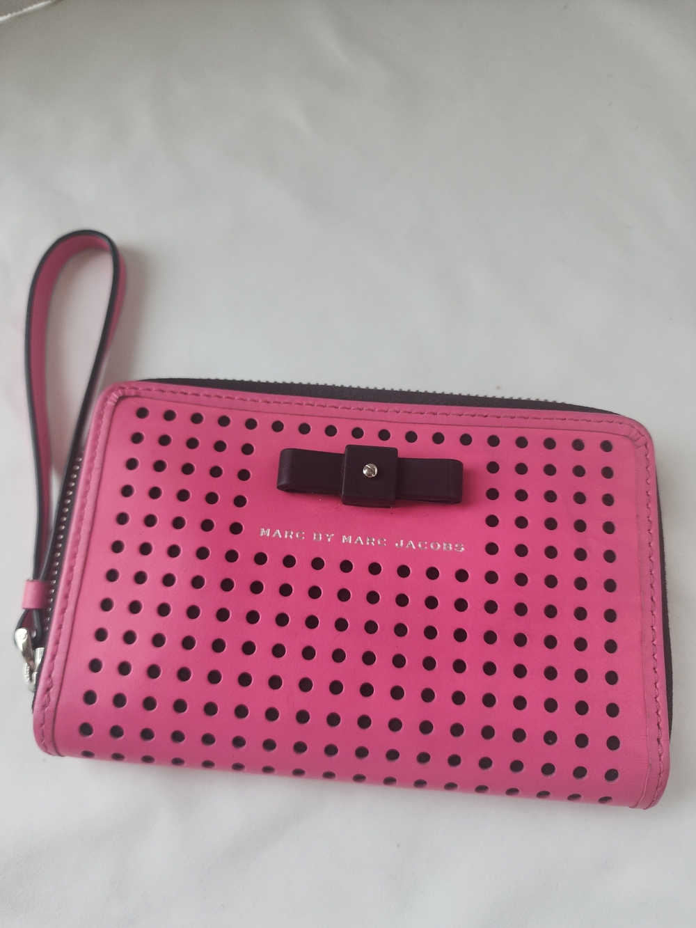 Marc By Marc Jacobs Hot Pink Perforated Wristlet Card Holder Black Bow Wallet